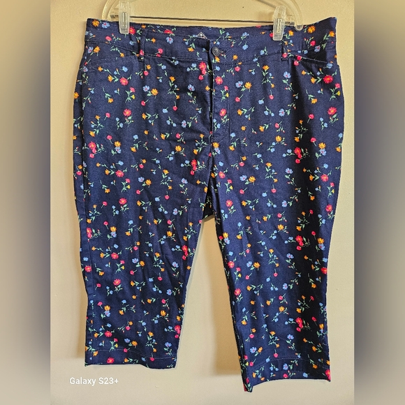 St. John Ba Floral Print Capri Pants Size 18W. - Picture 2 of 7